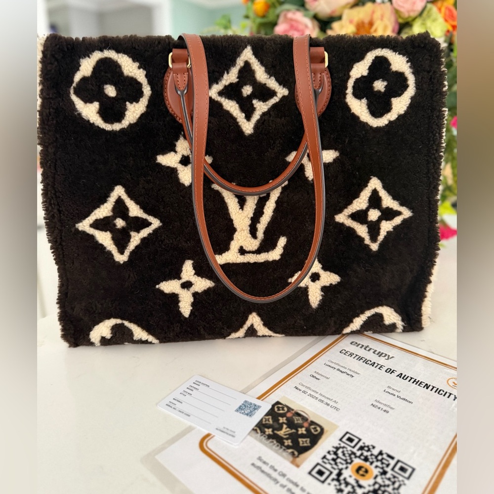 Louis Vuitton Shearling Monogram Giant Teddy Onthego GM Black White EUC w/2 COAs - Picture 2 of 14